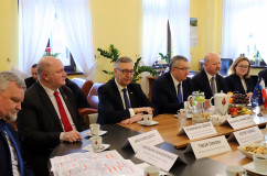 Galeria zdjęć z wizyty roboczej w powiecie żywieckim ministrów Polski i Słowacji odpowiedzialnych za infrastrukturę i transport, w której uczestniczył wicewojewoda Jan Chrząszcz /fot. A. Karendał/