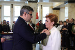 Fotogaleria zawiera zdjęcia z uroczystości wręczenia orderów i odznaczeń państwowych, które w imieniu Prezydenta RP wręczył wojewoda Jarosław Wieczorek w asyście II wicewojewody Mariusza Trepki. Odznaczenia odebrały osoby zasłużone w różnych dziedzinach życia społecznego, działalności  kulturalnej, charytatywnej oraz pracy zawodowej. Uroczystość uświetnił występ orkiestry Komendy Wojewódzkiej Policji w Katowicach oraz artystów Zespołu Pieśni i Tańca Śląsk.
