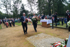 Fotogaleria przedstawia uroczystości, które odbyły się na polanie 