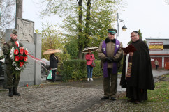 Fotogaleria przedstawia składanie przez wojewodów kwiatów oraz zapalanie zniczy na cmentarzach i mogiłach w związku z dniem Wszystkich Świętych