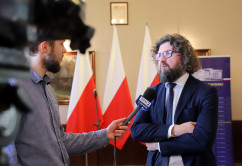 Zdjęcia z briefingu dotyczącego programów antysmogowych z udziałem Pełnomocnika Premiera ds. programu Czyste Powietrze oraz Wojewody Śląskiego.