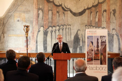 Galeria zawiera zdjęcia z konferencji odbywającej się w związku z 20 rocznicą tzw. powodzi tysiąclecia, która dotknęła m.in. Racibórz. W wydarzeniu wziął udział wojewoda Jarosław Wieczorek
