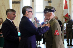Fotogaleria zawiera zdjęcia z uroczystości wręczenia orderów i odznaczeń państwowych, które w imieniu Prezydenta RP wręczył wojewoda Jarosław Wieczorek w asyście II wicewojewody Mariusza Trepki. Odznaczenia odebrały osoby zasłużone w różnych dziedzinach życia społecznego, działalności  kulturalnej, charytatywnej oraz pracy zawodowej. Uroczystość uświetnił występ orkiestry Komendy Wojewódzkiej Policji w Katowicach oraz artystów Zespołu Pieśni i Tańca Śląsk.