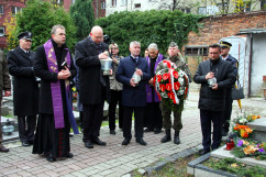 Fotogaleria przedstawia składanie przez wojewodów kwiatów oraz zapalanie zniczy na cmentarzach i mogiłach w związku z dniem Wszystkich Świętych