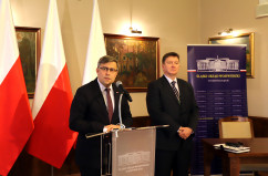 Galeria ze zdjęciami z briefingu ws. realizacji ustawy dekomunizacyjnej, podczas którego wojewoda Jarosław Wieczorek podpisał zarządzenia zmieniające nazwy ulic / fot. A. Karendał/
