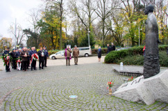 Fotogaleria przedstawia składanie przez wojewodów kwiatów oraz zapalanie zniczy na cmentarzach i mogiłach w związku z dniem Wszystkich Świętych