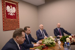 Galeria zdjęć ze spotkania wojewodów z byłym i obecnym szefem MSWiA w Warszawie /fot. MSWiA/