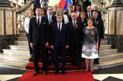 Fotogaleria zawiera zdjęcia z uroczystości wręczenia orderów i odznaczeń państwowych, które w imieniu Prezydenta RP wręczył wojewoda Jarosław Wieczorek w asyście II wicewojewody Mariusza Trepki. Odznaczenia odebrały osoby zasłużone w różnych dziedzinach życia społecznego, działalności  kulturalnej, charytatywnej oraz pracy zawodowej. Uroczystość uświetnił występ orkiestry Komendy Wojewódzkiej Policji w Katowicach oraz artystów Zespołu Pieśni i Tańca Śląsk.