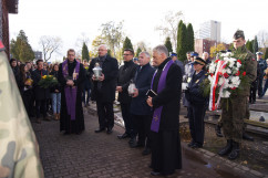 Fotogaleria przedstawia składanie przez wojewodów kwiatów oraz zapalanie zniczy na cmentarzach i mogiłach w związku z dniem Wszystkich Świętych
