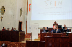 Galeria ze zdjęciami z wyjazdowego posiedzenia Komisji Sejmowej ds. Unii Europejskiej, a także konferencji prasowej podsumowującej obrady.  W wydarzeniu uczestniczył wojewoda Jarosław Wieczorek /fot. A. Karendał/
