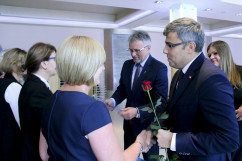 Fotogaleria zawiera zdjęcia z uroczystości w Knurowie zorganizowanej z okazji Dnia Edukacji Narodowej z udziałem wojewody Jarosława Wieczorka oraz dyrektora generalnego Urzędu Adama Ostaleckiego /fot. A. Karendał/
