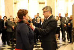 Galeria zdjęć z uroczystości wręczenia odznaczeń państwowych, która odbyła się w westybulu Urzędu /fot. A. Karendał/