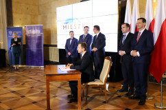 Galeria zdjęć z prezentacji Programu dla Śląska  oraz podpisania umowy w ramach programu Mieszkanie Plus w Śląskim Urzędzie Wojewódzkim /fot. A. Karendał/