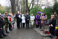 Fotogaleria przedstawia składanie przez wojewodów kwiatów oraz zapalanie zniczy na cmentarzach i mogiłach w związku z dniem Wszystkich Świętych