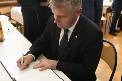 Zdjęcia z uroczystości zakończenia budowy kolejnego etapu wodociągu dla gminy Koniecpol z udziałem wojewody Jarosława Wieczorka i wicewojewody Mariusza Trepki.