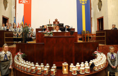Galeria zdjęć z przekazania Betlejemskiego Światełka Pokoju podczas sesji Sejmiku Województwa Śląskiego /fot. A. Karendał/