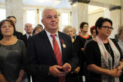 Fotogaleria zawiera zdjęcia z uroczystości wręczenia orderów i odznaczeń państwowych, które w imieniu Prezydenta RP wręczył wojewoda Jarosław Wieczorek w asyście II wicewojewody Mariusza Trepki. Odznaczenia odebrały osoby zasłużone w różnych dziedzinach życia społecznego, działalności  kulturalnej, charytatywnej oraz pracy zawodowej. Uroczystość uświetnił występ orkiestry Komendy Wojewódzkiej Policji w Katowicach oraz artystów Zespołu Pieśni i Tańca Śląsk.