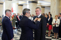 Fotogaleria zawiera zdjęcia z uroczystości wręczenia orderów i odznaczeń państwowych, które w imieniu Prezydenta RP wręczył wojewoda Jarosław Wieczorek w asyście II wicewojewody Mariusza Trepki. Odznaczenia odebrały osoby zasłużone w różnych dziedzinach życia społecznego, działalności  kulturalnej, charytatywnej oraz pracy zawodowej. Uroczystość uświetnił występ orkiestry Komendy Wojewódzkiej Policji w Katowicach oraz artystów Zespołu Pieśni i Tańca Śląsk.