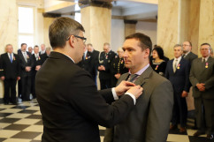 Galeria zdjęć z uroczystości wręczenia odznaczeń państwowych przez wojewodę Jarosława Wieczorka /fot. A. Karendał/