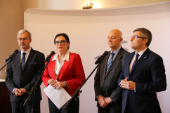 Galeria ze zdjęciami z wyjazdowego posiedzenia Komisji Sejmowej ds. Unii Europejskiej, a także konferencji prasowej podsumowującej obrady.  W wydarzeniu uczestniczył wojewoda Jarosław Wieczorek /fot. A. Karendał/