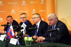 Galeria zdjęć z wizyty roboczej w powiecie żywieckim ministrów Polski i Słowacji odpowiedzialnych za infrastrukturę i transport, w której uczestniczył wicewojewoda Jan Chrząszcz /fot. A. Karendał/