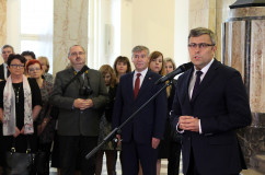 Fotogaleria zawiera zdjęcia z uroczystości wręczenia orderów i odznaczeń państwowych, które w imieniu Prezydenta RP wręczył wojewoda Jarosław Wieczorek w asyście II wicewojewody Mariusza Trepki. Odznaczenia odebrały osoby zasłużone w różnych dziedzinach życia społecznego, działalności  kulturalnej, charytatywnej oraz pracy zawodowej. Uroczystość uświetnił występ orkiestry Komendy Wojewódzkiej Policji w Katowicach oraz artystów Zespołu Pieśni i Tańca Śląsk.