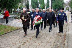 Fotogaleria przedstawia składanie przez wojewodów kwiatów oraz zapalanie zniczy na cmentarzach i mogiłach w związku z dniem Wszystkich Świętych