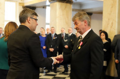 Galeria zdjęć z uroczystości wręczenia odznaczeń państwowych przez wojewodę Jarosława Wieczorka /fot. A. Karendał/