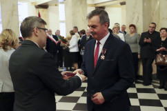 Galeria zdjęć z uroczystości wręczenia odznaczeń państwowych, która odbyła się w westybulu Urzędu /fot. A. Karendał/