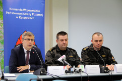 Fotogaleria zawiera zdjęcia z wydarzeń, podczas których wojewoda śląski Jarosław Wieczorek wraz z podległymi służbami omawiał sytuację w województwie po przejściu orkanu 