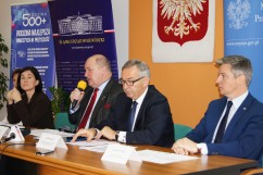 Fotogaleria dotyczy konferencji prasowej poświęconej programom 