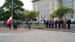 Zdjęcia z uroczystości podniesienia flagi na maszt z okazji Dnia Flagi Rzeczpospolitej Polskiej.