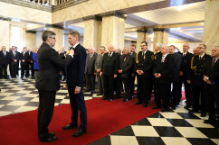 Galeria zdjęć z uroczystości wręczenia odznaczeń państwowych przez wojewodę Jarosława Wieczorka /fot. A. Karendał/