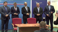 Materiały Ministerstwa Rozwoju przedstawiające podpisanie umów o dofinansowanie dla inwestycji transportowych, w którym brał udział wojewoda śląski Jarosław Wieczorek.