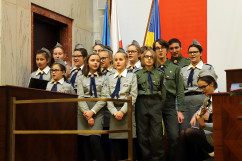 Galeria zdjęć z przekazania Betlejemskiego Światełka Pokoju podczas sesji Sejmiku Województwa Śląskiego /fot. A. Karendał/