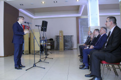 Fotogaleria zawiera zdjęcia z uroczystości w Knurowie zorganizowanej z okazji Dnia Edukacji Narodowej z udziałem wojewody Jarosława Wieczorka oraz dyrektora generalnego Urzędu Adama Ostaleckiego /fot. A. Karendał/