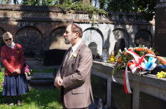 Zdjęcia z uroczystości składania kwiatów z okazji 75. rocznicy wybuchu powstania w Getcie Warszawskim.