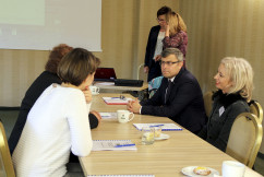 Fotogaleria zawiera zdjęcia ze spotkania urzędników wydziałów zdrowia z wojewodą Jarosławem Wieczorkiem /fot. A. Karendał/
