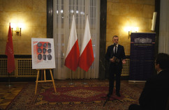 Zdjęcia z uroczystego odsłonięcia znaczka pocztowego Dziewięciu z 