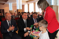 Fotogaleria zawiera zdjęcia z uroczystości w Knurowie zorganizowanej z okazji Dnia Edukacji Narodowej z udziałem wojewody Jarosława Wieczorka oraz dyrektora generalnego Urzędu Adama Ostaleckiego /fot. A. Karendał/