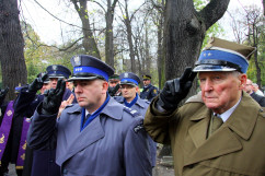 Fotogaleria przedstawia składanie przez wojewodów kwiatów oraz zapalanie zniczy na cmentarzach i mogiłach w związku z dniem Wszystkich Świętych
