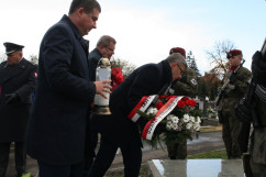 Fotogaleria przedstawia składanie przez wojewodów kwiatów oraz zapalanie zniczy na cmentarzach i mogiłach w związku z dniem Wszystkich Świętych