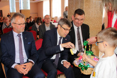 Fotogaleria zawiera zdjęcia z uroczystości w Knurowie zorganizowanej z okazji Dnia Edukacji Narodowej z udziałem wojewody Jarosława Wieczorka oraz dyrektora generalnego Urzędu Adama Ostaleckiego /fot. A. Karendał/