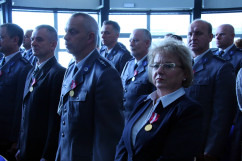 Fotogaleria z uroczystości wręczenia Medali za Długoletnią Służbę policjantom i pracownikom Policji / zdjęcie: K. Kamasiński