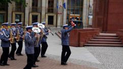 Zdjęcia z uroczystości podniesienia flagi na maszt z okazji Dnia Flagi Rzeczpospolitej Polskiej.