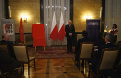 Zdjęcia z uroczystego odsłonięcia znaczka pocztowego Dziewięciu z 
