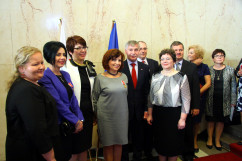 Galeria zdjęć z uroczystości wręczenia nauczycielom medali Komisji Edukacji Narodowej oraz nagród Ministra Edukacji Narodowej i Śląskiego Kuratora Oświaty, z udziałem wicewojewody Mariusza Trepki.