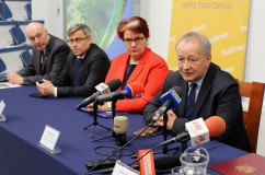 Zdjęcia z podpisania umowy na dokończenie budowy zbiornika Racibórz Dolny z udziałem wojewody Jarosława Wieczorka /fot. A. Karendał/