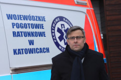 Zdjęcia z przekazania przez wojewodę śląskiego Jarosława Wieczorka karetki zakupionej ze środków wojewody.