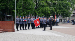 Zdjęcia z uroczystości podniesienia flagi na maszt z okazji Dnia Flagi Rzeczpospolitej Polskiej.